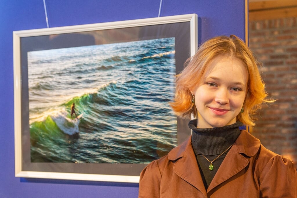 Nienke Arendsen poseert bij een van haar foto’s op Biblio Art.