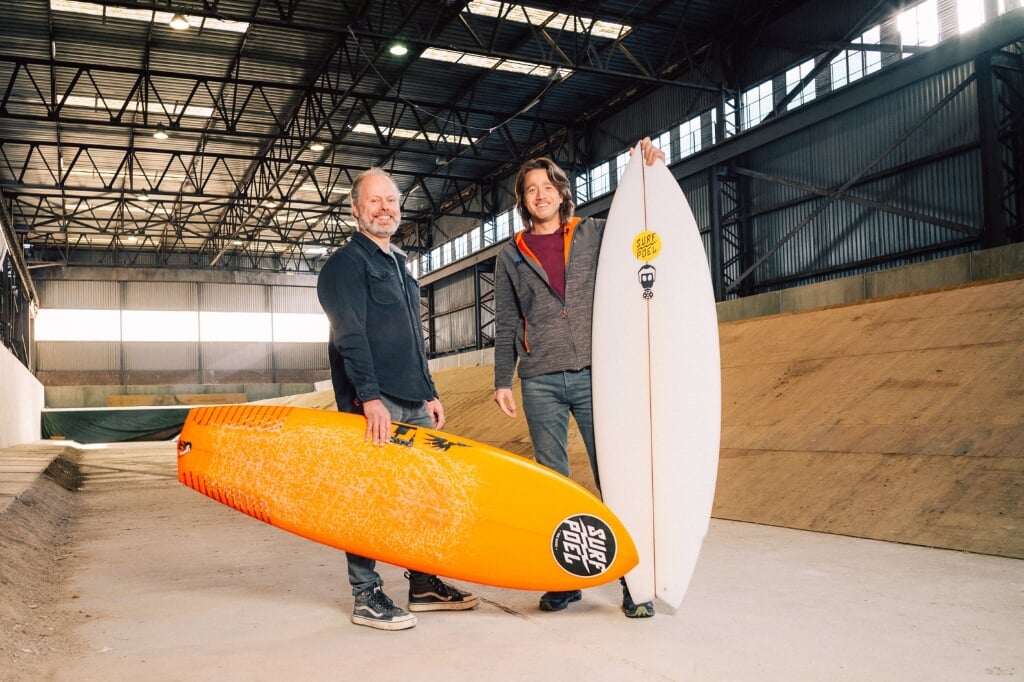 Na jaren van onderzoek en testen bouwen Joeri Fredriks en Jeroen den Otter nu de eerste indoor wavepool van Europa: de SurfPoel.