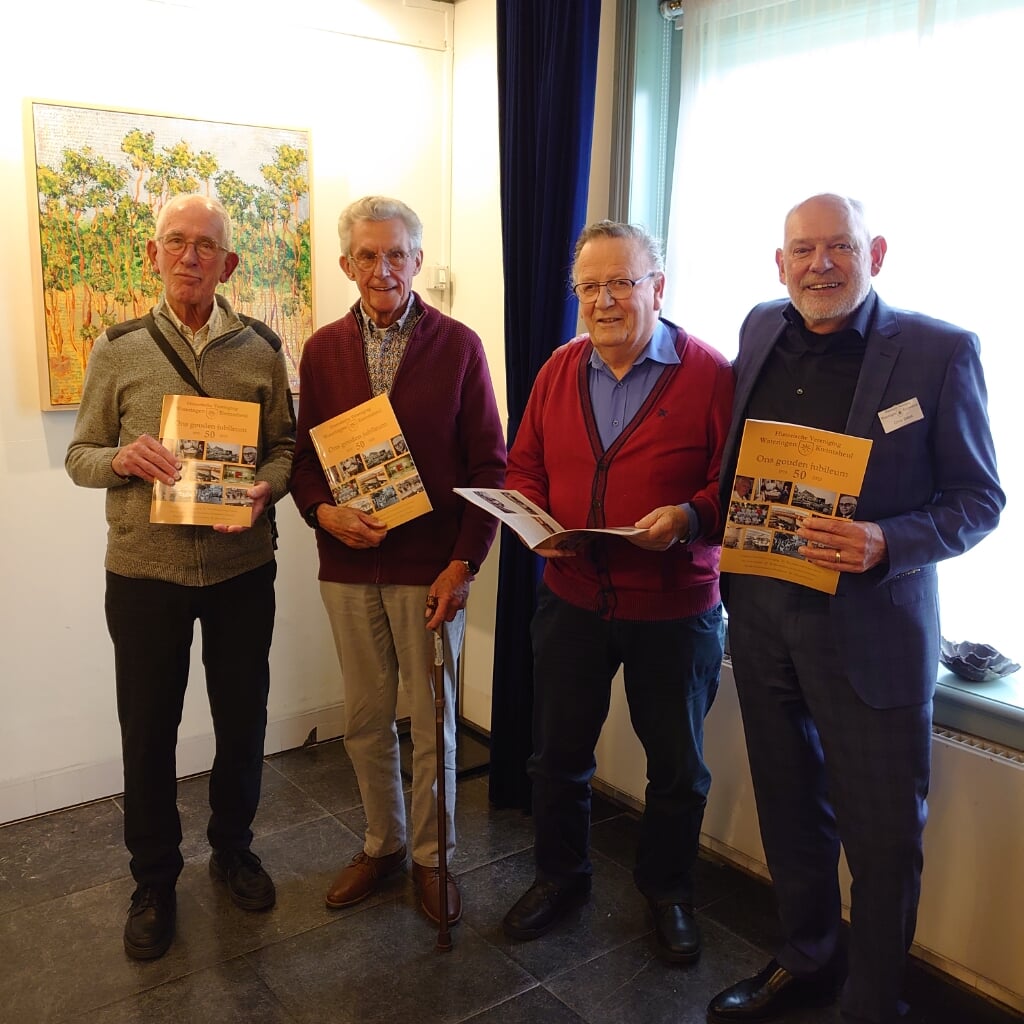 Uitreiking van het jubileummagazine aan de eerste leden: v.l.n.r. Leo Nouwens, Qrien van der Meer, Cees van der Doef en voorzitter Chris Batist.