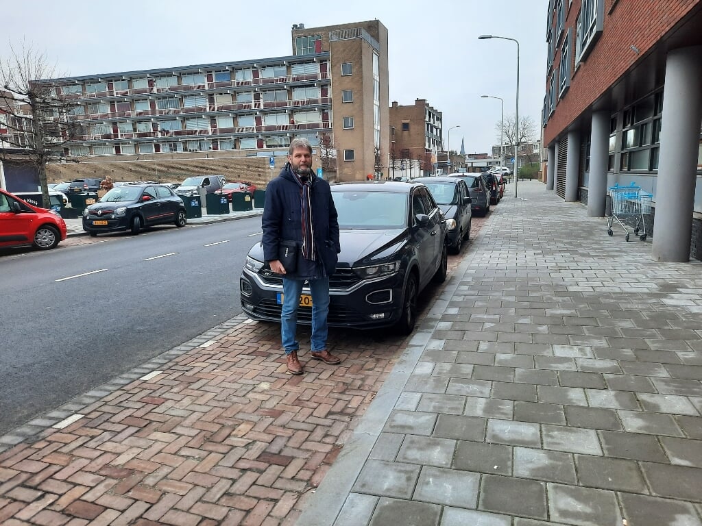 Volgens Pjer Wijsman is in Loosduinen in veel straten geen parkeerprobleem. Hij begrijpt dan ook niet waarom betaald parkeren wordt ingevoerd. 