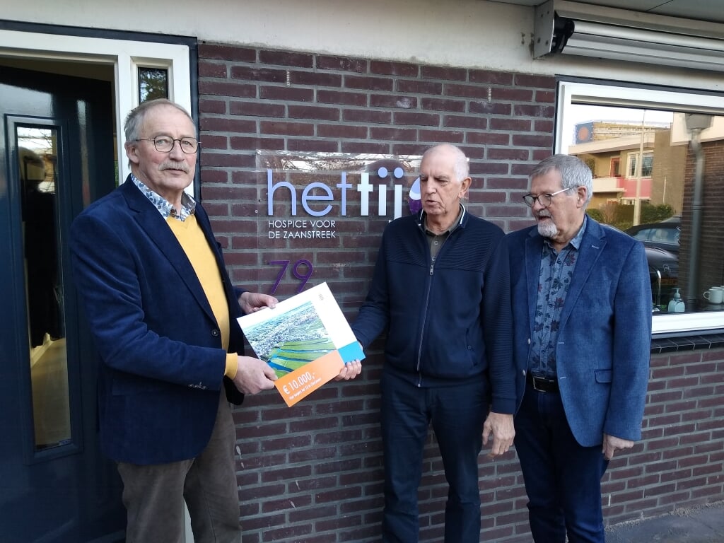 v.l.n.r. Wethouder Eelco Taams van Oostzaan, Klaas Tuyn (penningmeester Stichting Hospice Zaanstreek) en Henk Baatenburg de Jong (voorzitter Stichting Hospice Zaanstreek).