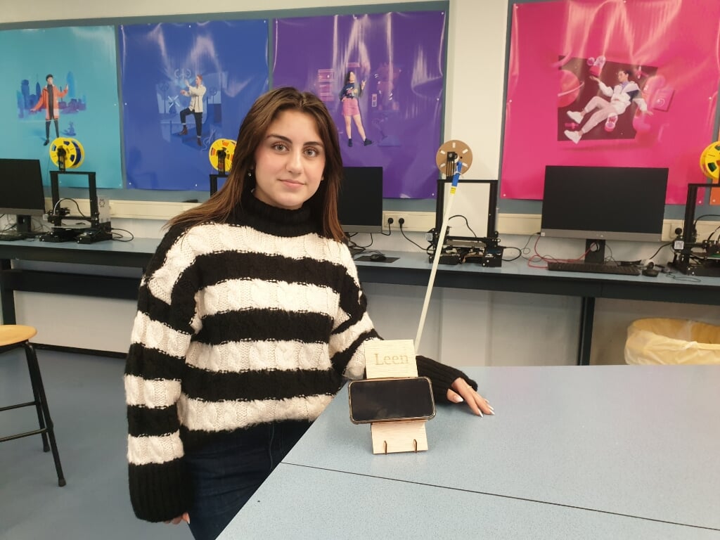 Mavo-leerling Leen Afandi met de door haar zelf ontworpen telefoonhouder.