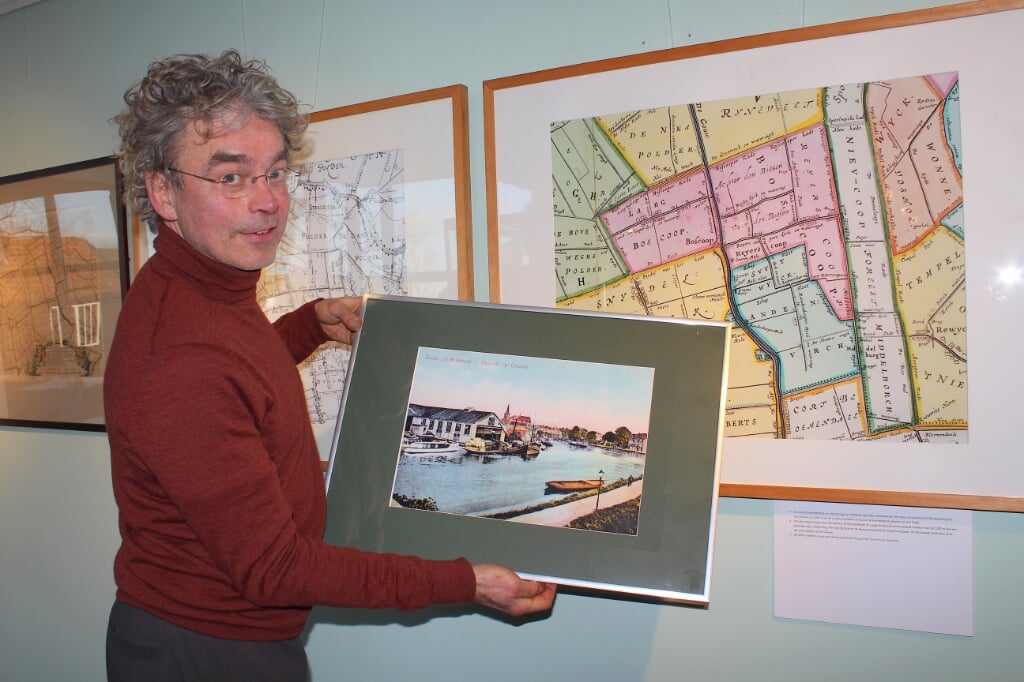 Medesamensteller Fred Booy bij de expositie 'Boskoop in kaart en beeld' in het Boskoopse Boomkwekerijmuseum.