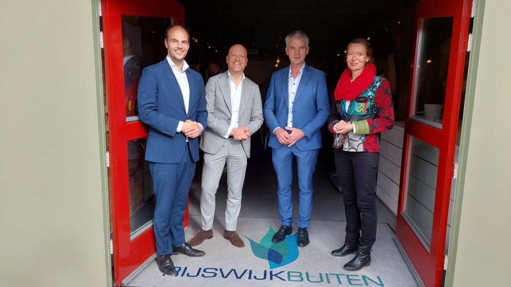 Na de bezichtiging kwamen wethouders Gijs van Malsen, Armand van de Laar samen met Rob van den Broeke en Anne Koning nog even bij elkaar in het informatiecentrum RijswijkBuiten.