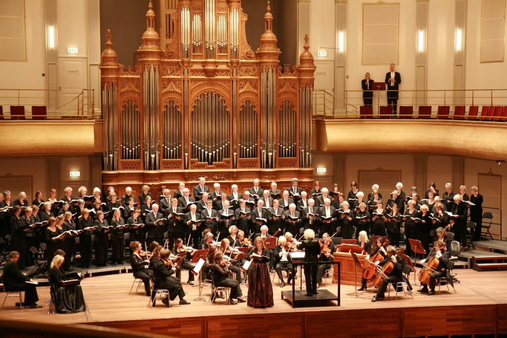 Het Oratoriumkoor op het podium van de Philharmonie.