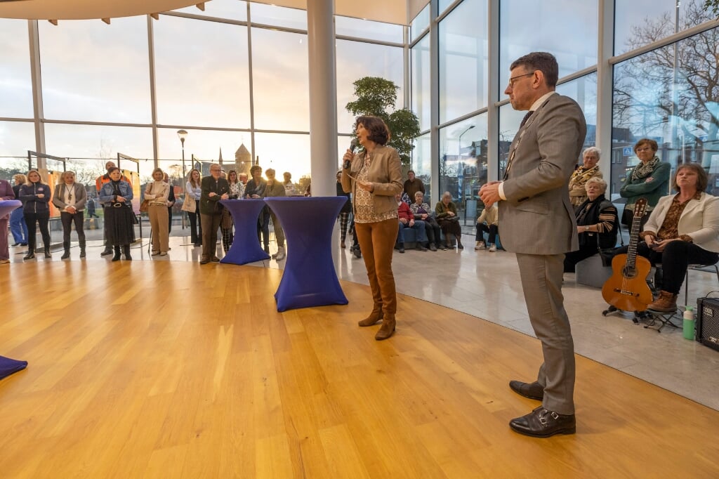 Gemeentesecretaris Lidia Spindler en burgemeester Bouke Arends openen de expositie Powervrouwen in het gemeentehuis aan de Verdilaan.