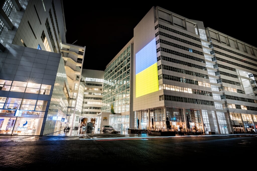 's Avonds werd het stadhuis in de kleuren van de Oekraïense vlag, blauw en geel, verlicht. 