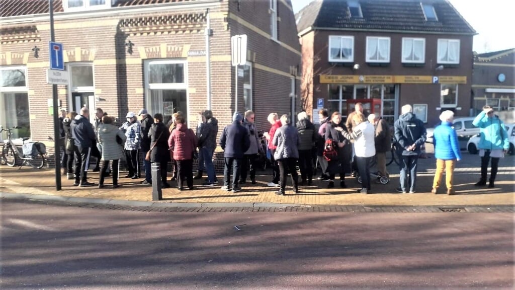 De lange rij wachtenden voor de deur van de Vereniging Historisch Purmerend. 