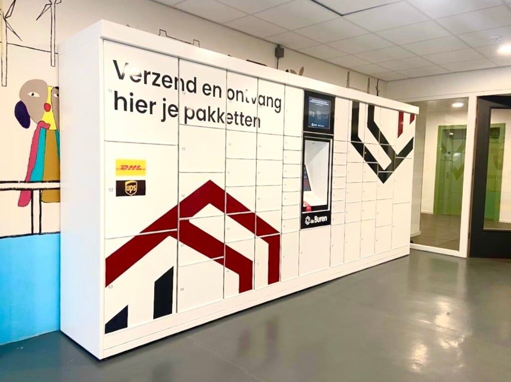 Bij Winkelcentrum De Aarhof in Alphen is een onbemande pakketwand geplaatst. 