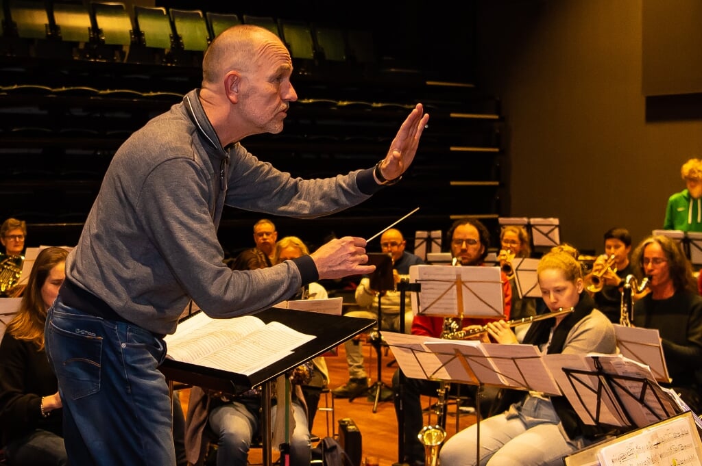 Wim Klaver tijdens een repetitie van Crescendo Purmerend in P3.