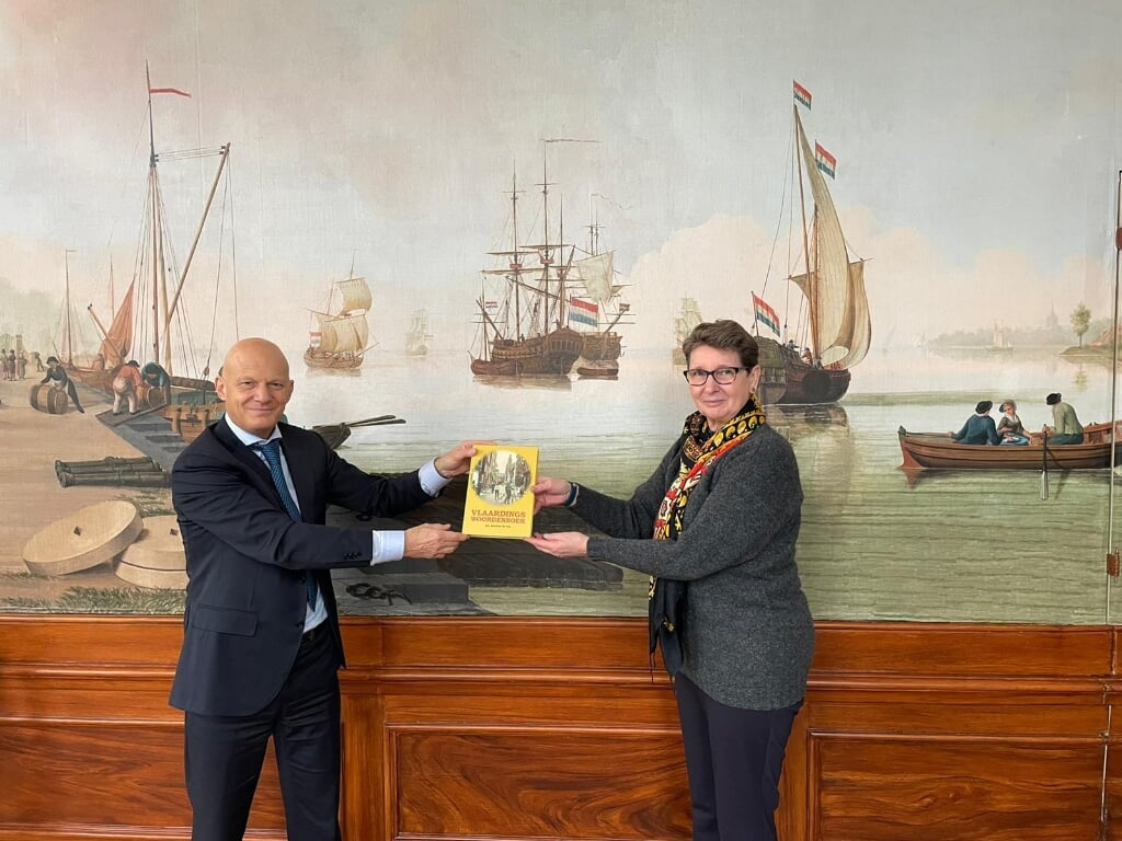 In de coronatijd kwam het Vlaardings woordenboek op de markt en het eerste exemplaar werd door Marja Tiemens-Idzinga aangeboden aan burgemeester Bert Wijbenga.