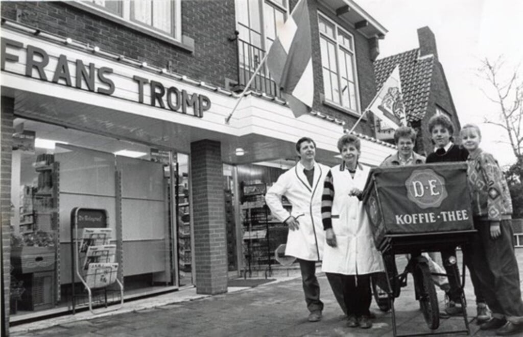 Frans, Marian, Peter, Frank en Sandra voor de nieuwe winkel op 21 februari 1988.