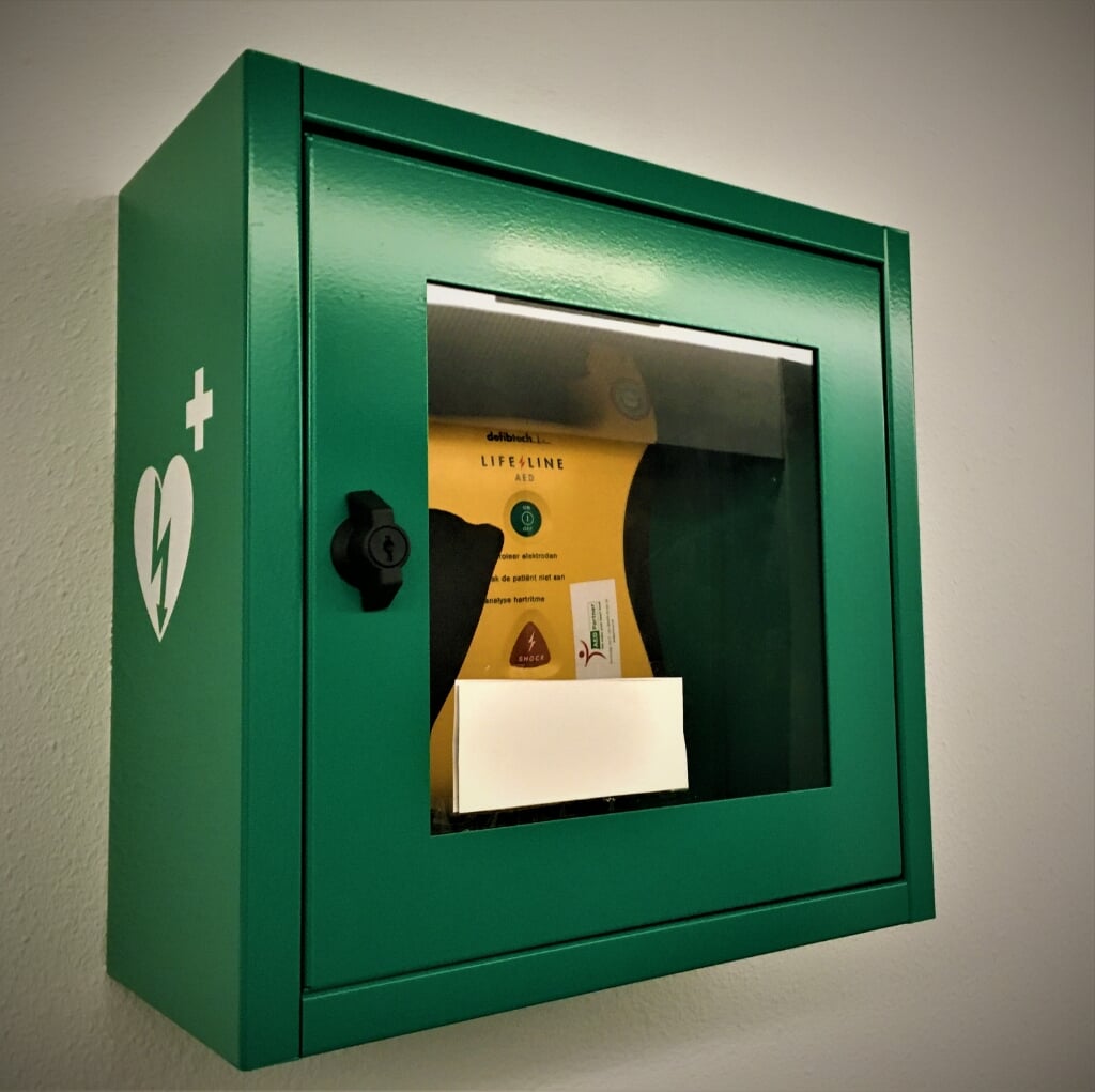 Voorbeeld van een AED in een appartementencomplex in Maassluis.