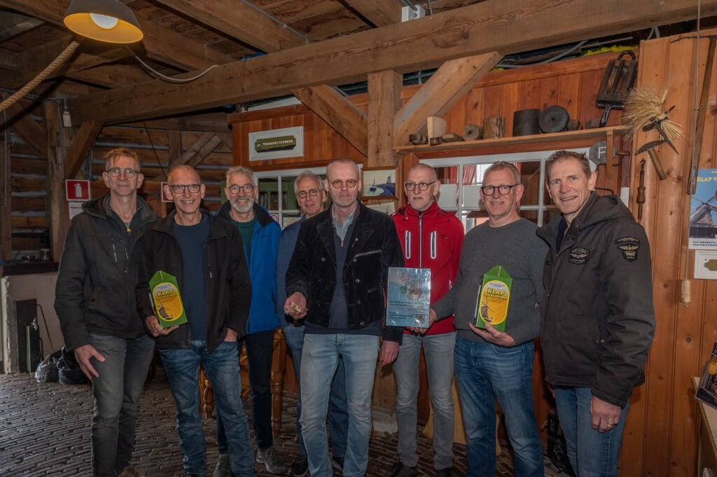 Zeven broers Van Dijk, met in het midden Bert de Jong, hopen dat de Herder nog lang blijft bestaan.
