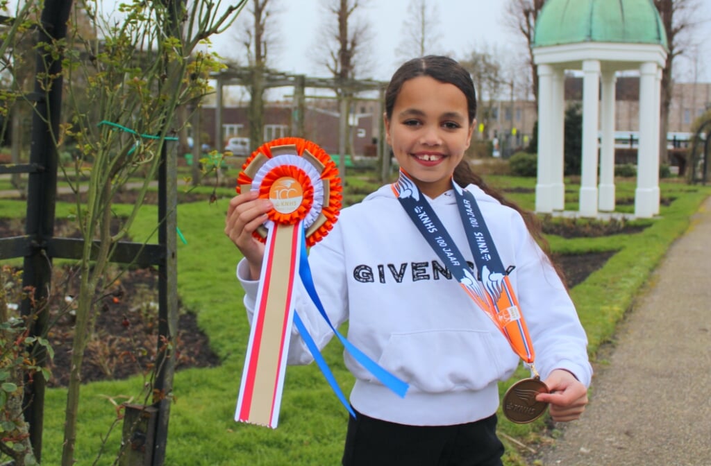 Chloë Yacob (11) won een gouden medaille bij het NK dressuur, binnenkort gaat ze ook naar het NK springen: 'Bij springen denk ik: wow, ik vlieg'.