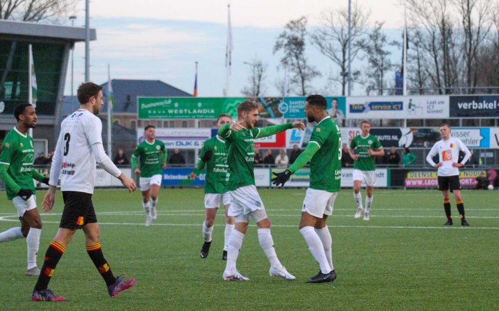 Doelpuntenmakers Sergio Roeleveld en Jeremy van Uunen vallen elkaar in de armen.