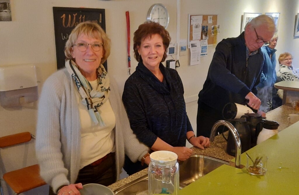 Petra de Man(links) en Wil Bot serveren koffie en thee voor de gasten in het aanloophuis De Groene Luiken, maar zijn ook een luisterend oor, als daar behoefte aan is.