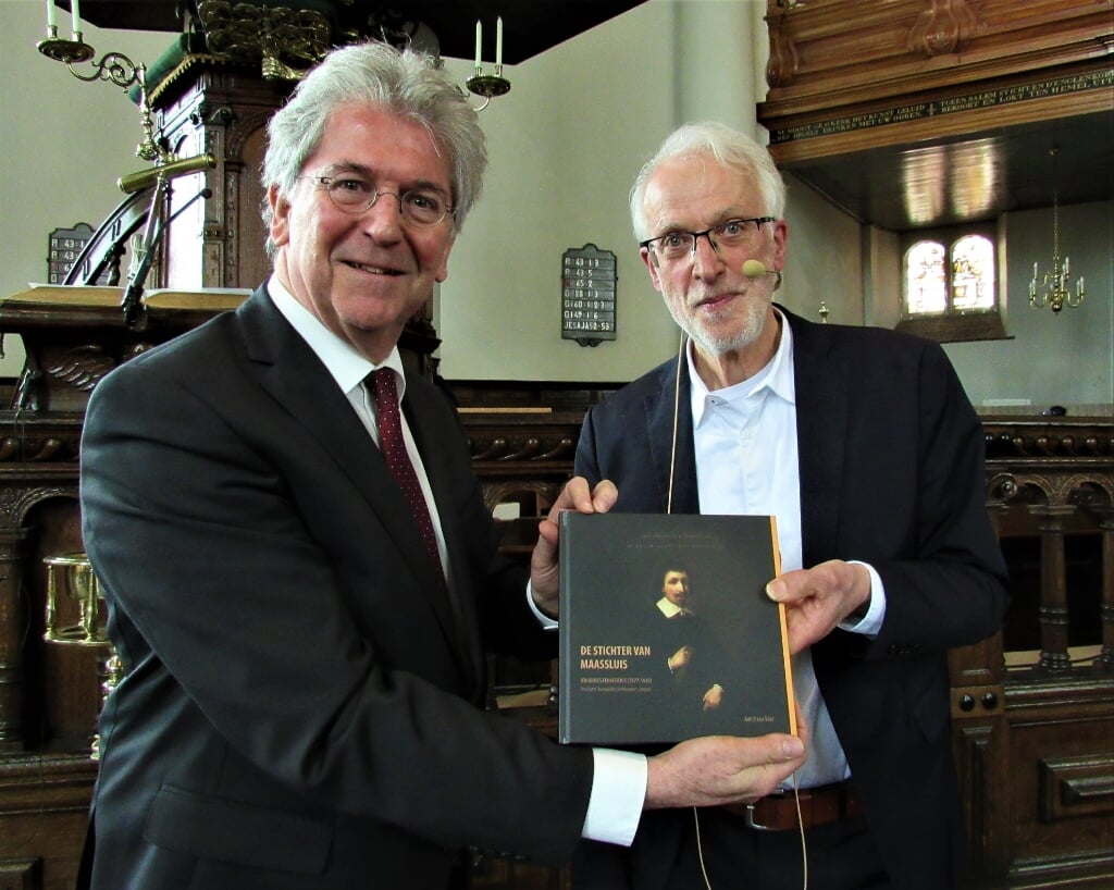 Burgemeester Edo Haan kreeg van schrijver Adri van Vliet het eerste exemplaar van zijn Fenacoliusbiografie.