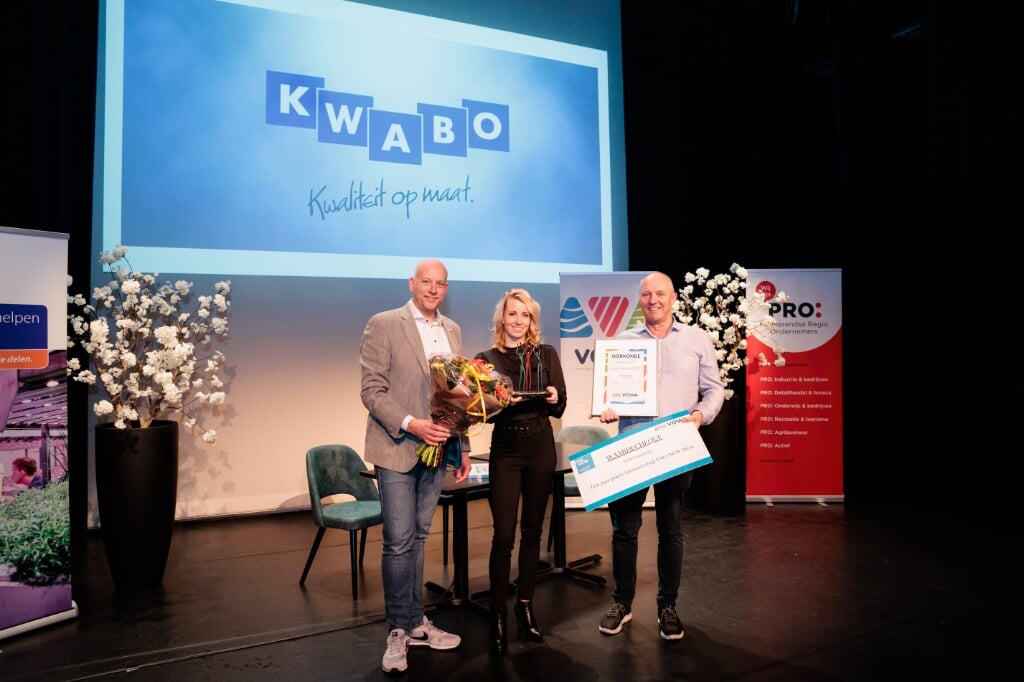 Thierry van der Weide overhandigt Jack en Bianca Kwakman de VOWA Ondernemersprijs. 