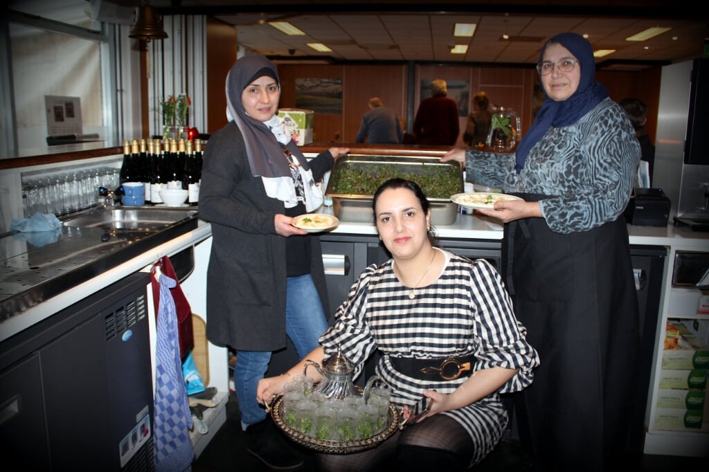 Ghada, Siham en Joumana (vlnr) werken mee aan het maaltijdproject voor slachtoffers van de aardbevingen in Turkije en Syrië. 