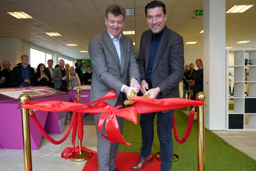 Hans Meurs (links) en wethouder Robert van Asten (rechts) openen officieel het informatiecentrum.