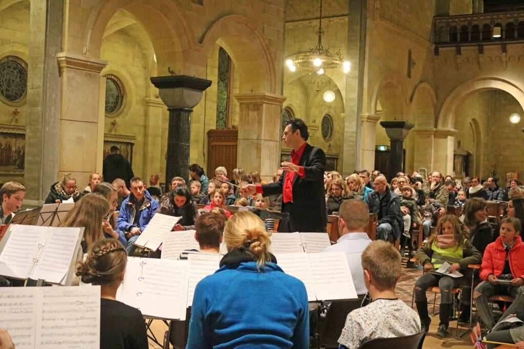 Muziekvereniging Sint Radboud speelt De Wind in de Wilgen.