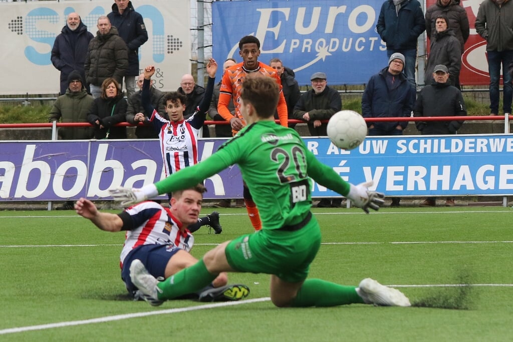 Bram Wennekers schiet één van zijn 3 doelpunten achter doelman Kayne van Oevelen.