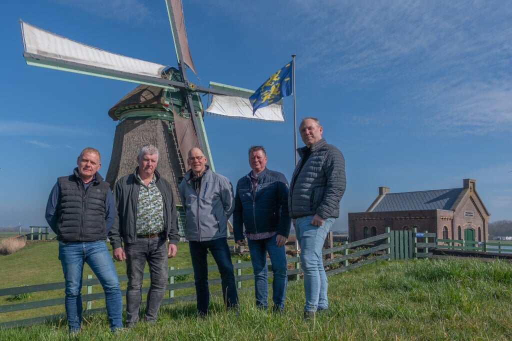 De voorzitters van de Westfriese kortebanen en hun WK sponsor in een typisch Westfries landschap bij de Grote Molen in Schellinkhout. 