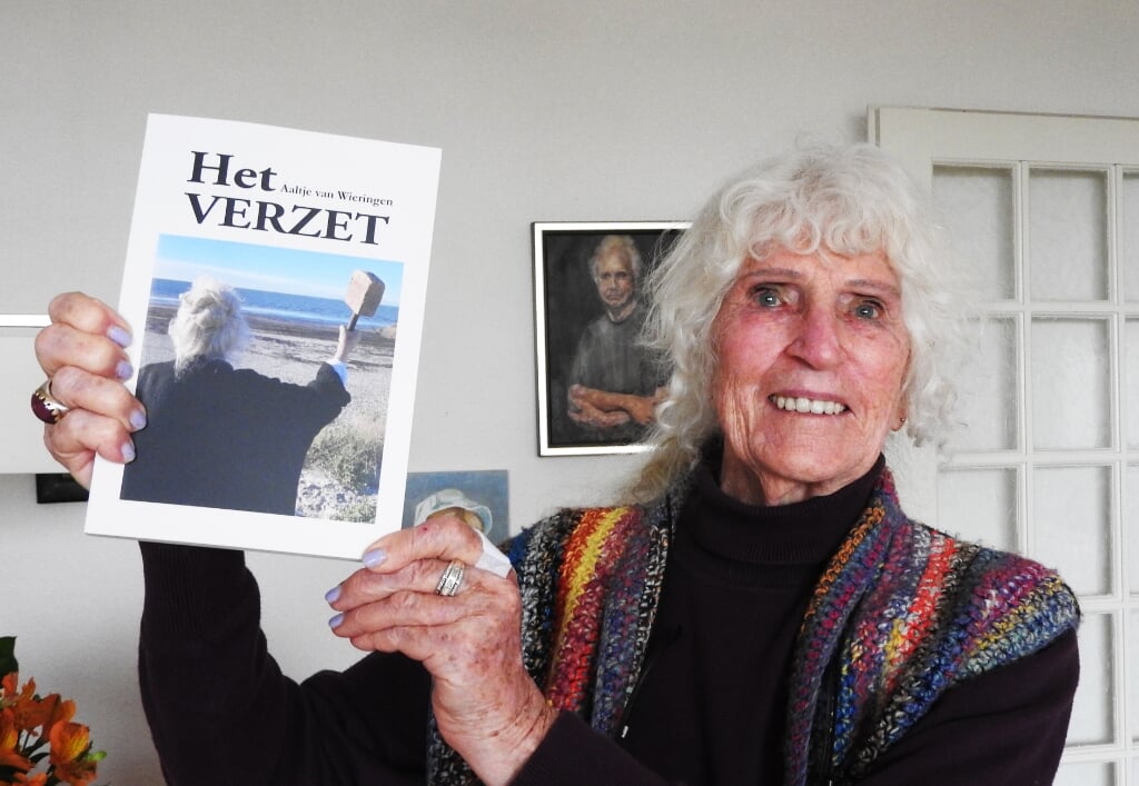 Aaltje van Wieringen met haar tweede roman.