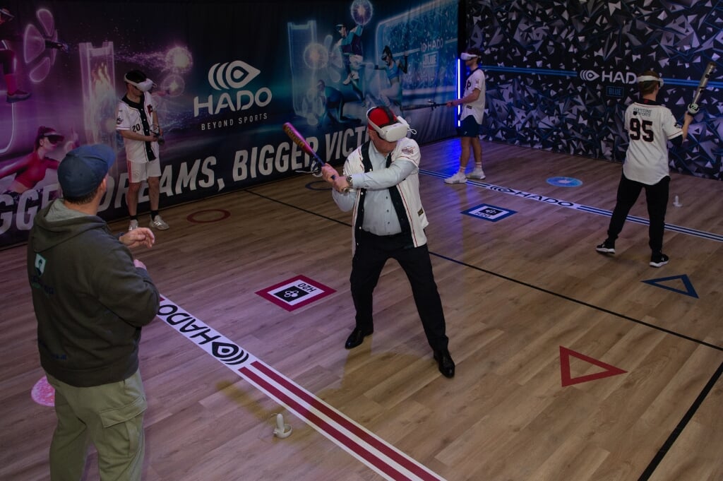Mario Hegger probeert honkbal uit in virtual reality.