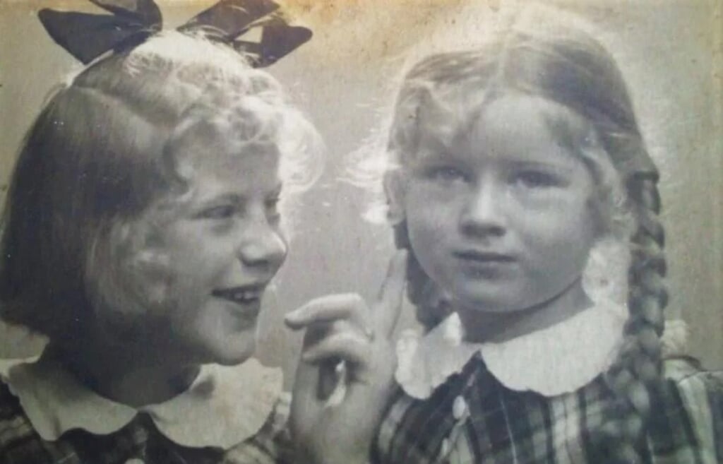 Een nog heel jonge Henny (links) en haar zusje Carla.
