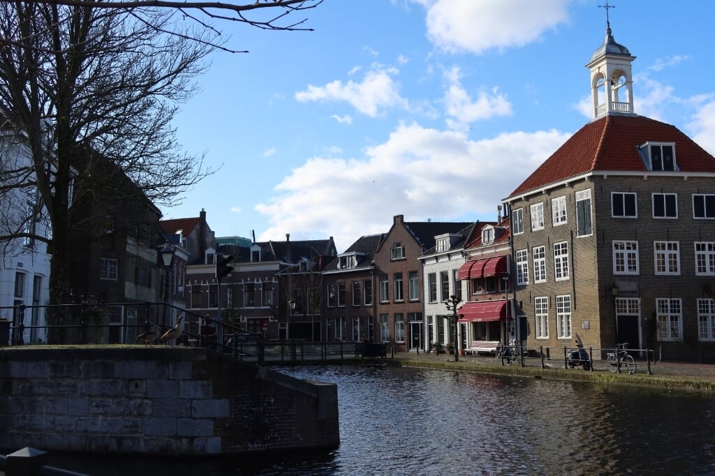 Marc van der Spek fotografeerde onlangs zijn mooie Schiedam met rechts het zakkendragershuisje.