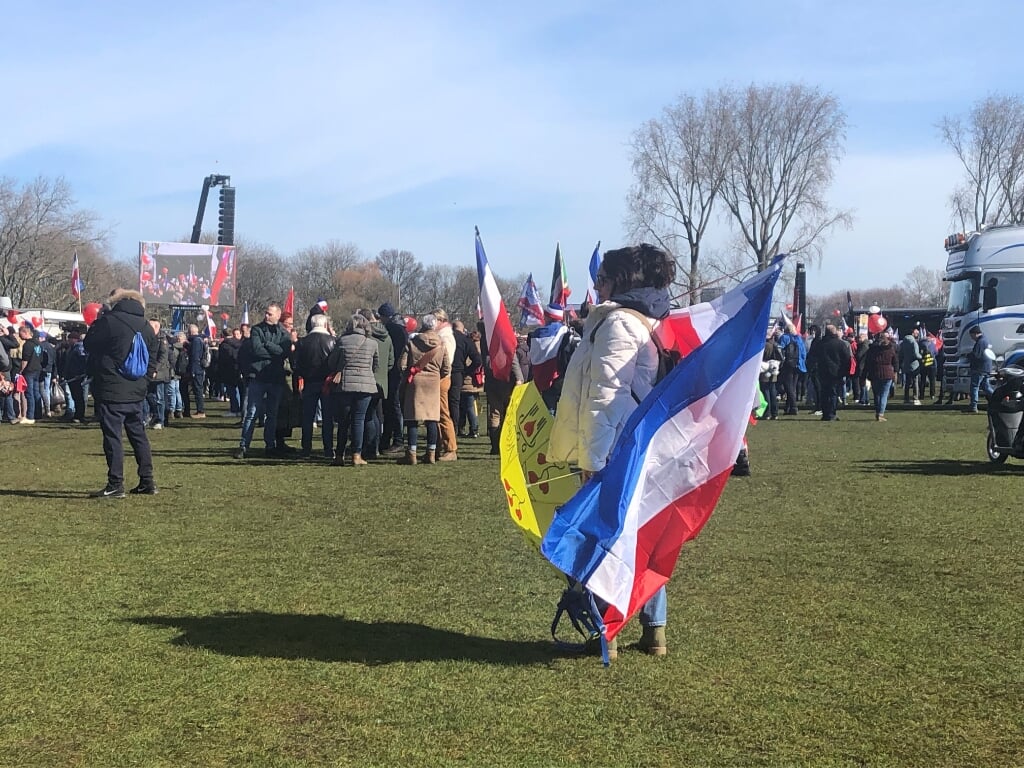 Zaterdag waren in het Zuiderpark veel omgekeerde vlaggen te zien. 