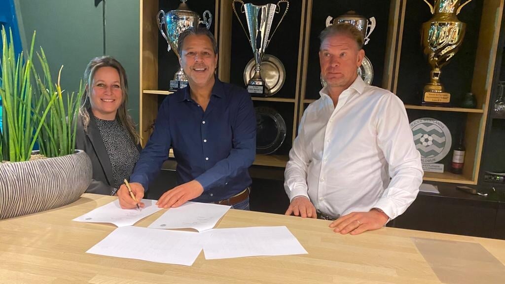 Maurizio Ceccuzzi, nieuwe hoofdtrainer Zondag 1 seizoen 2023-2024, tekent zijn contract. Rechts voorzitter Ton van Marrewijk en links secretaris Carola Bom.