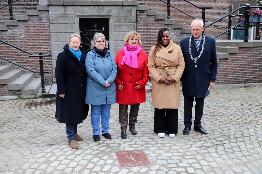 v.l.n.r. wethouder Antoinette Laan, initiatiefnemer Saskia Beukman, wethouder Petra Zwang waren samen met wethouder Anouschka Biekman en burgemeester bij de gedenksteen.