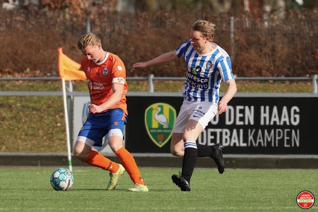 Tom van Veen (links) maakte zijn negende treffer van het seizoen voor SV Honselersdijk tegen UVS. 