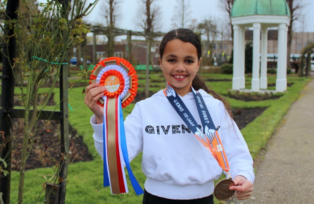 Chloë Yacob (11) won een gouden medaille bij het NK dressuur, binnenkort gaat ze ook naar het NK springen: 'Bij springen denk ik: wow, ik vlieg'.
