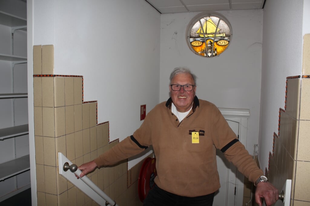 Bert Boeters, organisator van de afscheidsdag, in het oude kantoor van Scheepswerf De Vooruitgang, met gebrandschilderd raam.