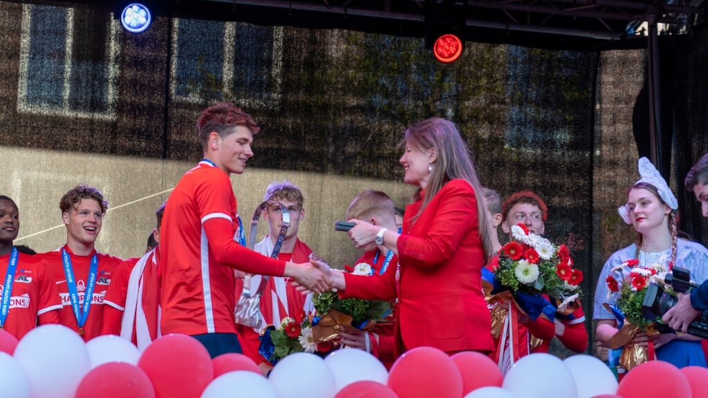 Burgemeester Anja Schouten feliciteert de spelers van AZ-O19.
