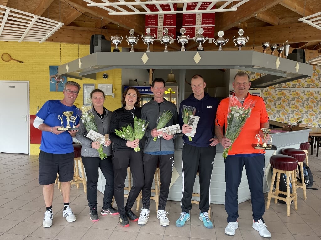 De winnaars van de Beers-tennisbokaal.