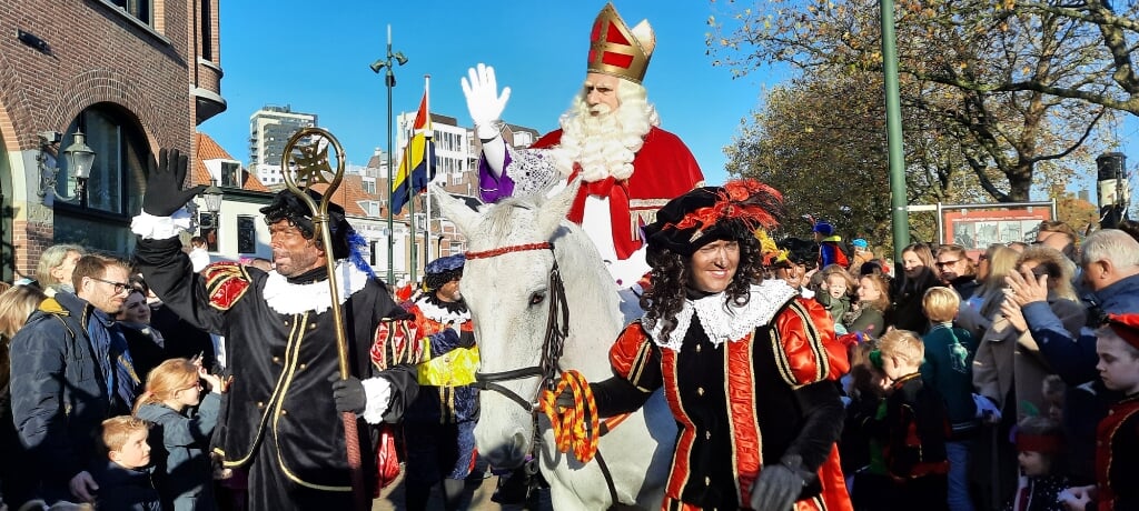 In de meeste gemeenten in Zuid-Holland wordt er inmiddels een Sinterklaasintocht gehouden met roetveegpieten, zoals in Vlaardingen.