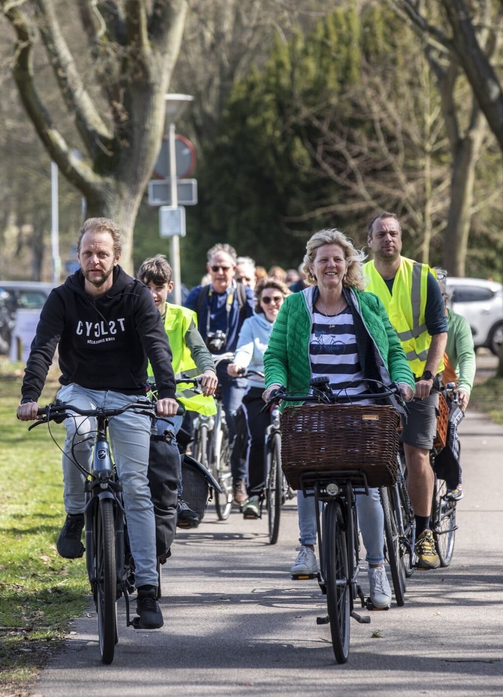 Fietsburgemeesters Remco de Rijk en Karin Zwinkels voeren de fietstocht Van Kas tot Kust aan.