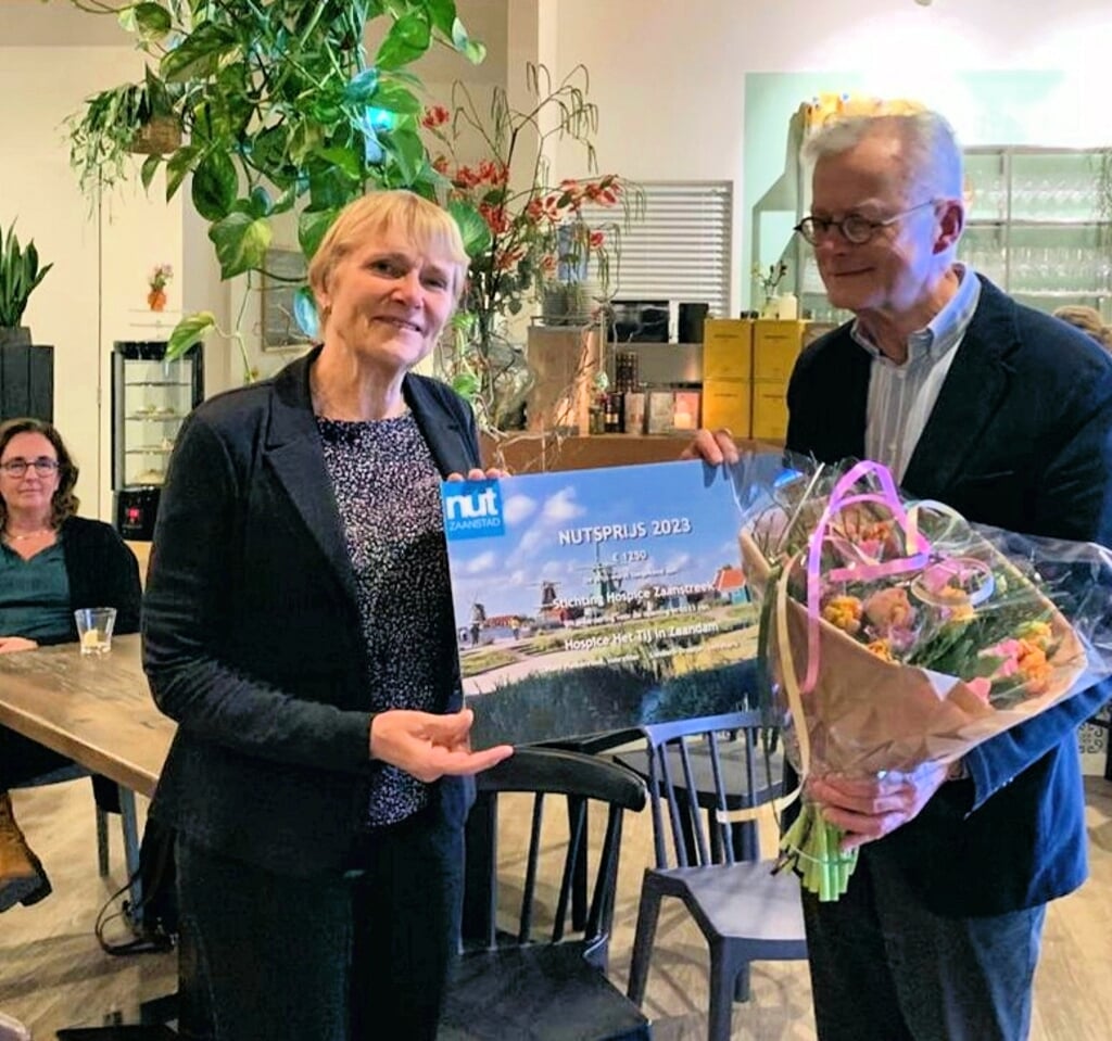 Corrie Noom, voorzitter van Stichting Hospice Zaanstreek, neemt de Nutsprijs 2023 in ontvangst van Hans Pielkenrood, voorzitter van Nut Zaanstad.