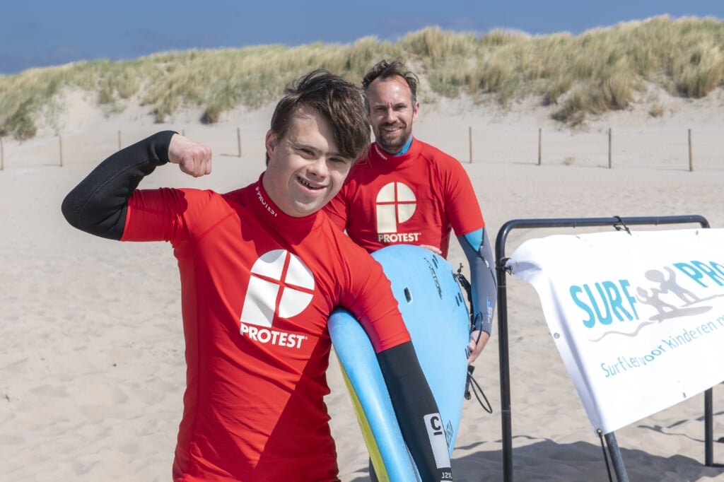 Surfen versterkt het zelfvertrouwen en de sociale vaardigheden.