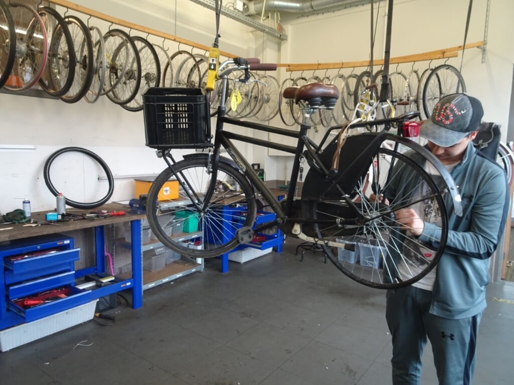 Na reparatie in de fietsenwerkplaats van De Meerkoet kunnen de fietsen weer verkeersveilig de weg op