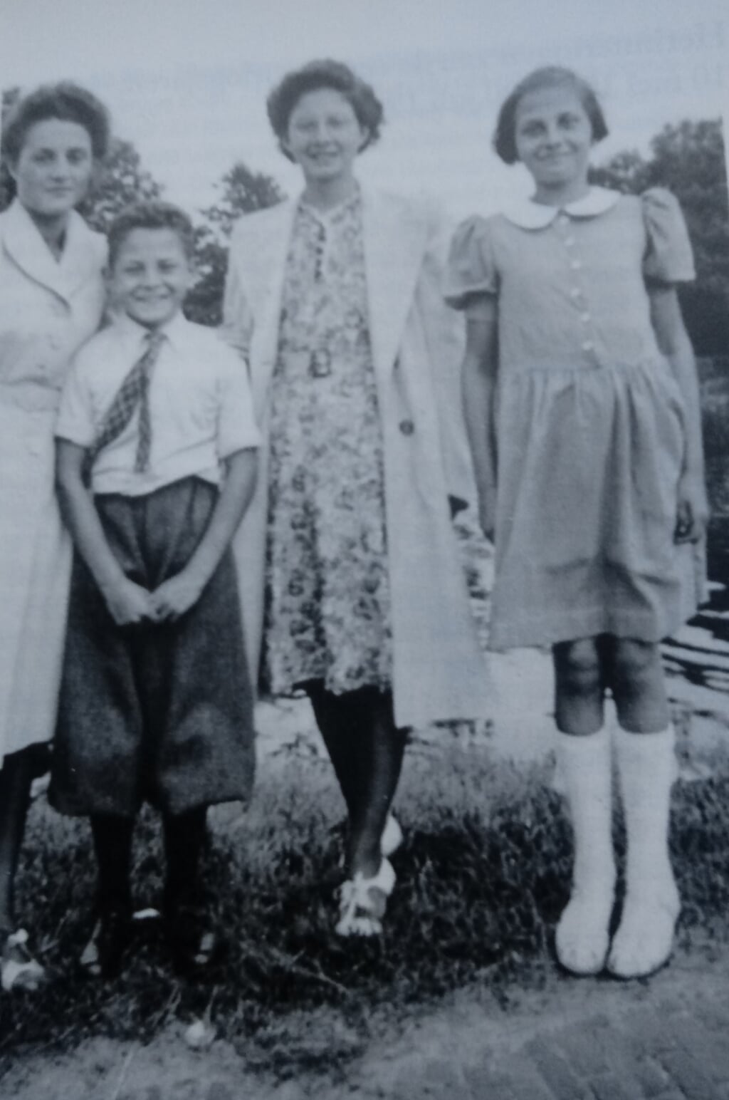 Wout Tersmette in ca. 1940, met zijn drie oudere zusters Cobi, Cor en Nel voor de Delftse Vliet.