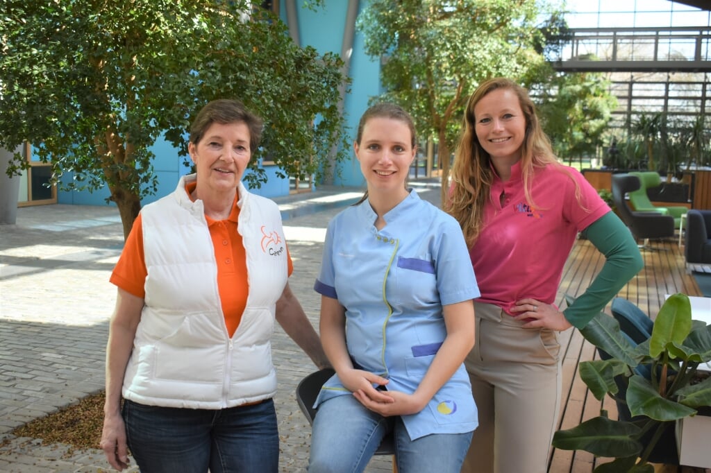 Van links naar rechts: Carla Vijverberg (wijkverpleegkundige van Careyn), Judith Vreugendenhil, (wijkverpleegkundige van Pieter van Foreest) en Marjon van Oosten (sociaal werker bij Vitis Welzijn).
