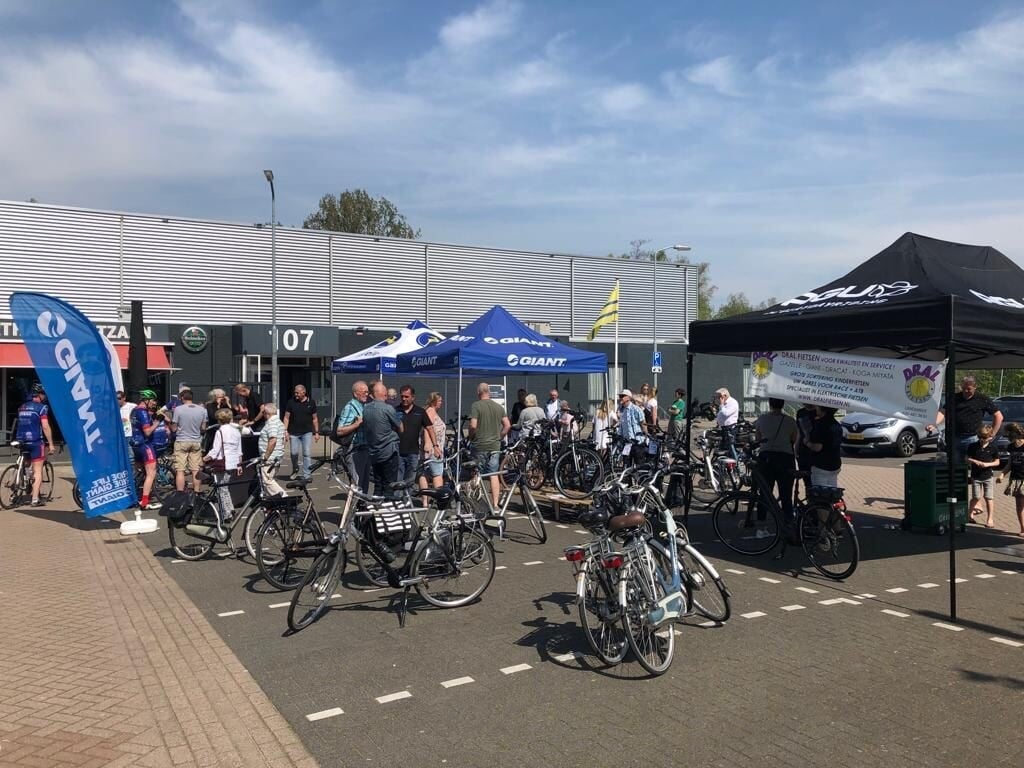 In een gezellige setting bij de Sporthal te Oostzaan is het mogelijk allerlei elektrische fietsen vrijblijvend uit te testen.
