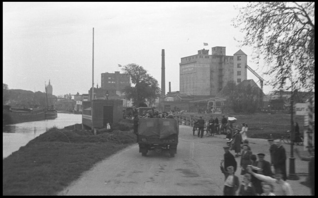 Geallieerde intocht op de hoek van het Jaagpad en de Lange Kleiweg, 8 mei 1945.