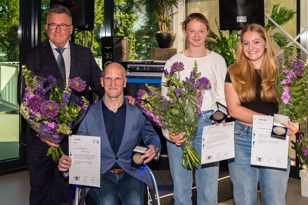 Melvin Smid, Lilly van den Dongen en Sara Bonhof ontvingen van sportwethouder Mario Hegger een oorkonde en een penning vanwege hun prestaties. 
